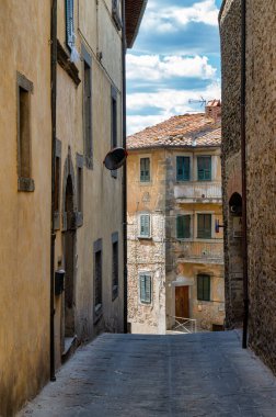 Cortona, Italy- 10 Temmuz 2025: Toskana 'daki Cortona köyünde eski bir cadde