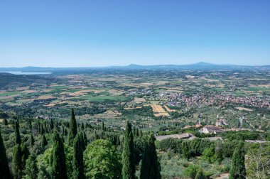 Cortona İtalya köyüne tepeden bakan bir manzara..