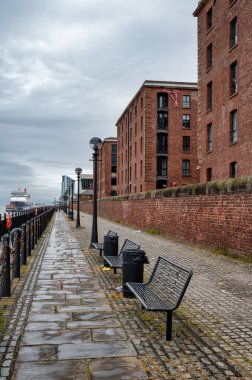 Liverpool, UK- 18 Temmuz, Liverpool 'daki Albert rıhtımında su kenarındaki banklar..