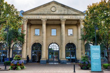 Dundalk, İrlanda - 30 Ağustos 2025 Dundalk 'taki Bataklık Alışveriş Merkezi' nin girişi.