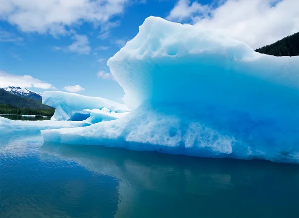 レコンテ氷河 冷たい青の色調で水と氷を持つアイスランドの氷河と氷河のラグーン アイスランド 氷河湾 水の中の氷山 — ストック写真