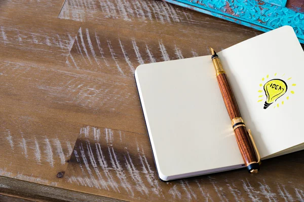 Imagem tonificada de caderno ao lado de uma caneta-tinteiro — Fotografia de Stock