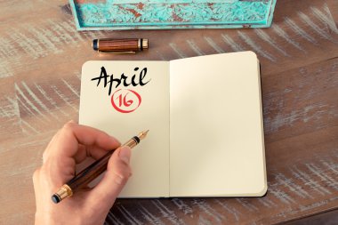 16 Nisan takvim günü defter üzerinde el yazısı