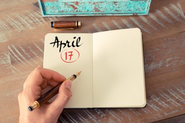 17 Nisan takvim günü defter üzerinde el yazısı