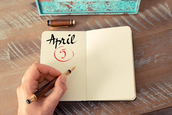 5 aprilie Ziua calendarului scris de mână pe notebook — Fotografie, imagine de stoc