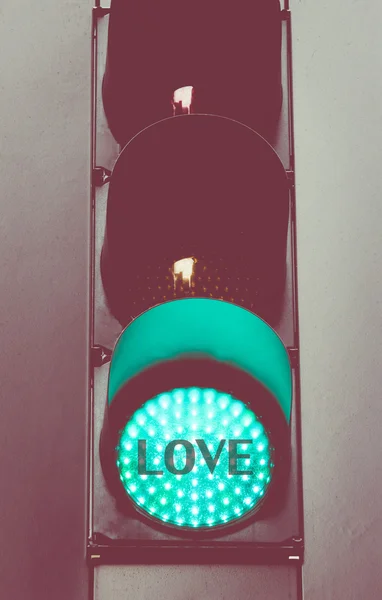 Primer plano en semáforo verde con mensaje LOVE — Foto de Stock