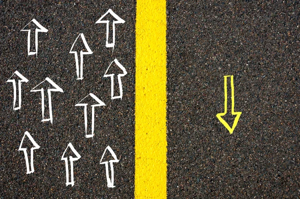 Koncepcja obraz z drogi oznakowanie żółtą linią — Zdjęcie stockowe