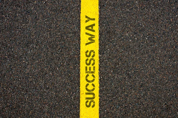 Carretera marcando línea amarilla, texto CAMINO DE ÉXITO — Foto de Stock