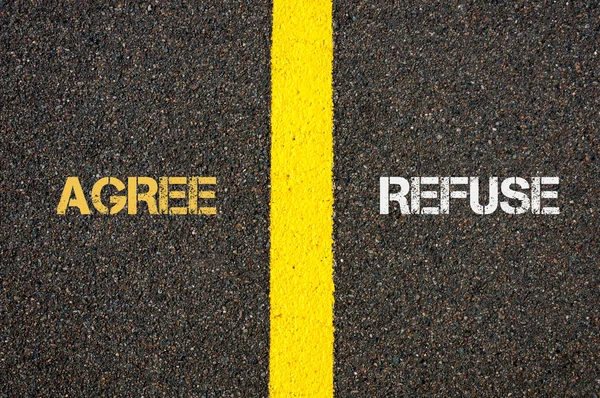 Antonym concept of AGREE versus REFUSE — Stock Photo, Image