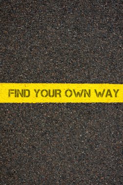 Yol çizgi sarı çizginin kelimeler kendi yolunuzu bulun
