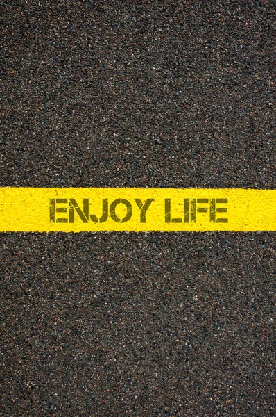 Road marcação linha amarela com palavras ENJOY LIFE — Fotografia de Stock