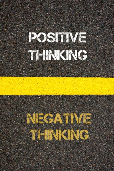 Koncepcja Antonym negatywnego myślenia w porównaniu z pozytywnym myśleniem — Zdjęcie stockowe