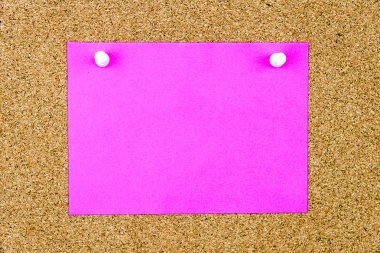 Cork board üzerinde pinned boş kağıt Not