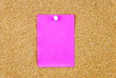 Cork board üzerinde pinned boş kağıt Not