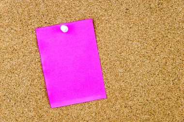 Cork board üzerinde pinned boş kağıt Not