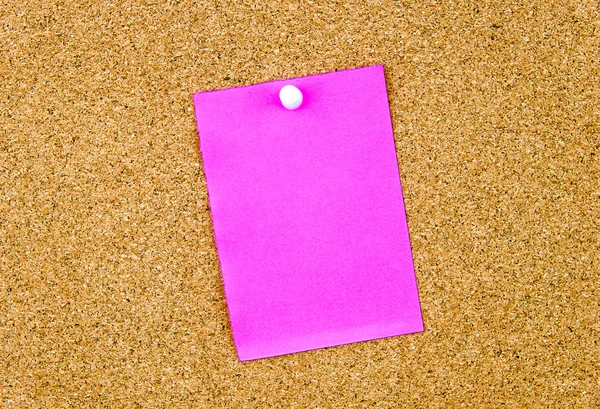 Nota de papel en blanco fijada en el tablero de corcho — Foto de Stock