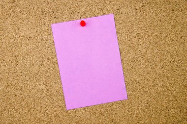 Mantar pano üzerinde pinned boş mor kağıt Not 