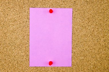 Mantar pano üzerinde pinned boş mor kağıt Not 