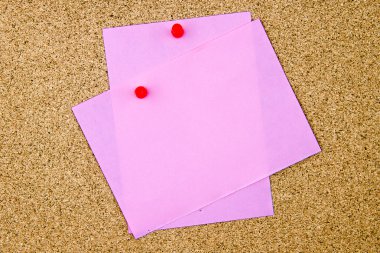 Mantar pano üzerinde pinned boş mor kağıt notları 