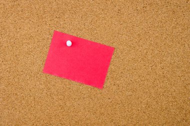 Mantar pano üzerinde pinned boş kırmızı kağıt Not 