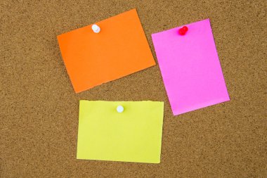 Mantar pano üzerinde pinned boş kağıt notları 