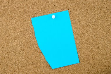 Mantar pano üzerinde pinned boş turkuaz kağıt Not 