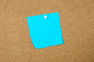 Mantar pano üzerinde pinned boş turkuaz kağıt Not 