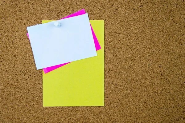 Notas de papel en blanco fijadas en el tablero de corcho — Foto de Stock