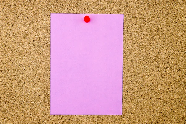 Nota de papel violeta em branco fixada na placa de cortiça — Fotografia de Stock