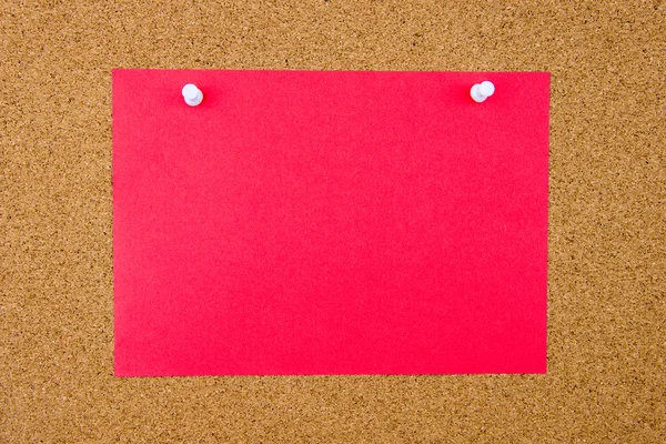 Nota de papel naranja en blanco fijada en el tablero de corcho — Foto de Stock