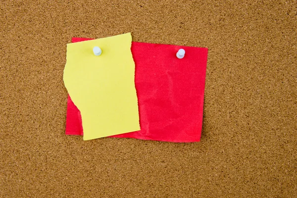 Notas de papel en blanco fijadas en el tablero de corcho — Foto de Stock