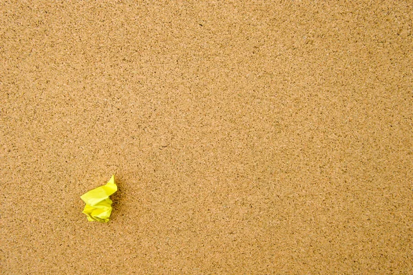 Żółty zmięty papier na tle korka — Zdjęcie stockowe