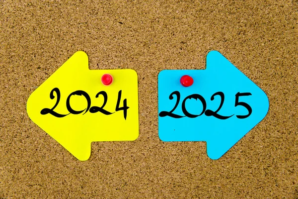 Сообщение 2024 по сравнению с 2025 на бумаге со стрелками — стоковое фото