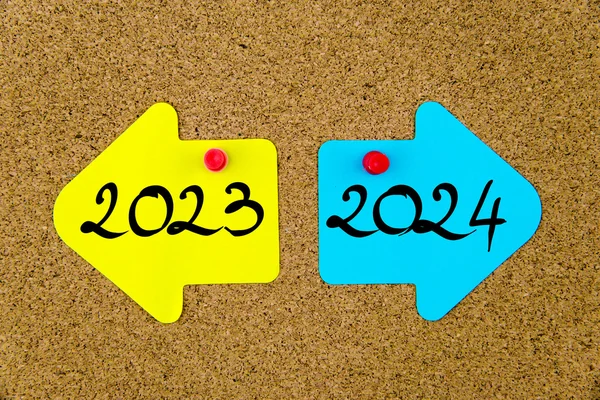 Message 2023 versus 2024 on arrow paper notes — Stock Photo, Image