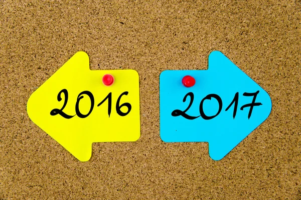 Mensaje 2016 versus 2017 en las notas del papel de flecha —  Fotos de Stock