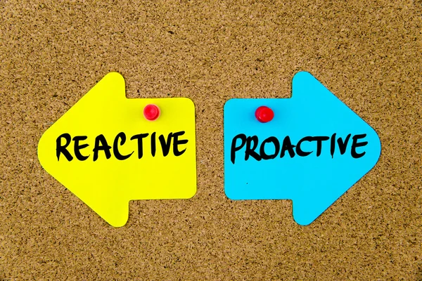 Message REACTIVE versus PROACTIVE on arrow paper notes — Stock Photo, Image