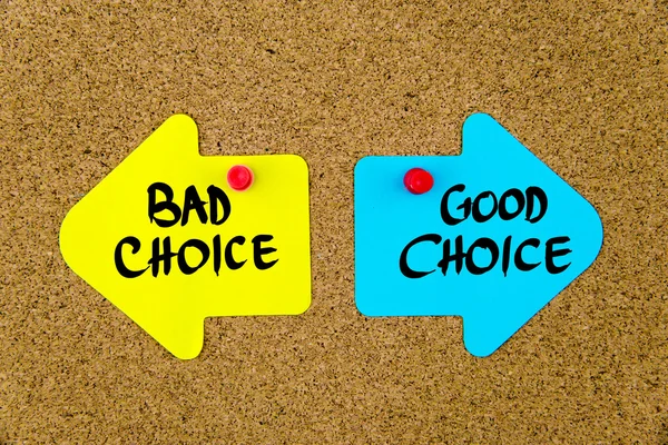 Message BAD CHOICE versus GOOD CHOICE on arrow paper notes — Stock Photo, Image