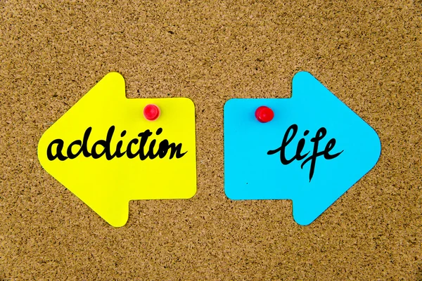 Boodschap verslaving versus leven op pijl Paper Notes — Stockfoto