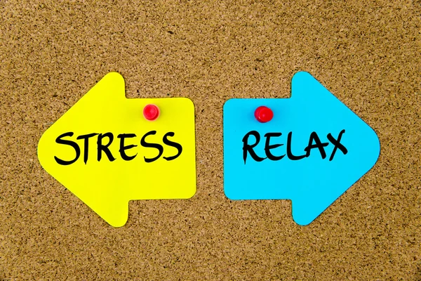 Bericht stress versus ontspannen op pijl papier notities — Stockfoto