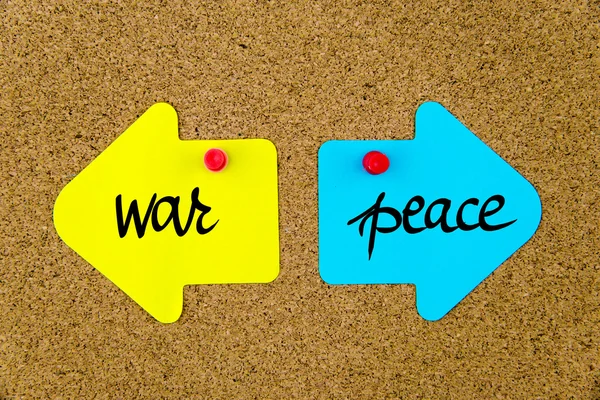 Bericht oorlog versus vrede op pijl papier notities — Stockfoto