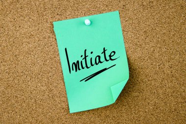 Yeşil kağıt notta yazılı Başlat 