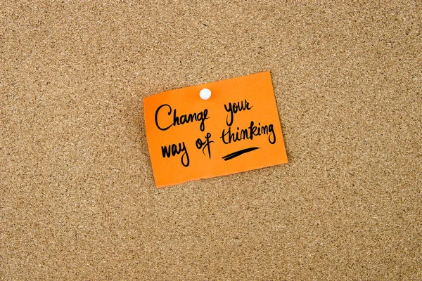 Cambia tu forma de pensar escrita en papel naranja —  Fotos de Stock
