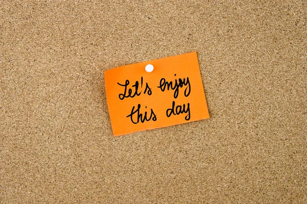 Disfrutemos de este día escrito en papel naranja — Foto de Stock