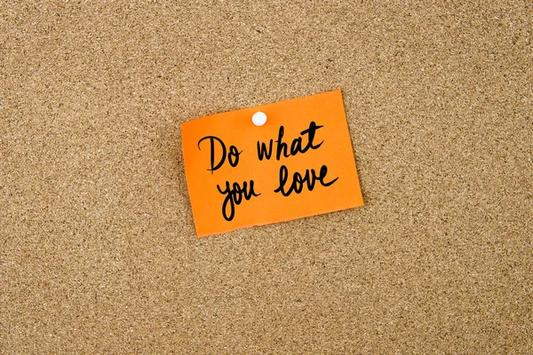 Faça o que você ama escrito em nota de papel laranja — Fotografia de Stock