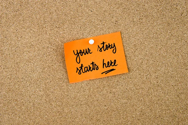 Ваша история начинается здесь, написанная на оранжевой бумажной купюре — стоковое фото