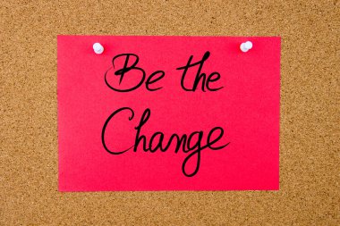 Kırmızı kağıt Not mantar tahta üzerinde el yazısı metin ile 