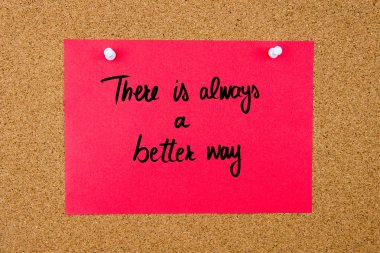 Kırmızı kağıt Not mantar tahta üzerinde el yazısı metin ile 