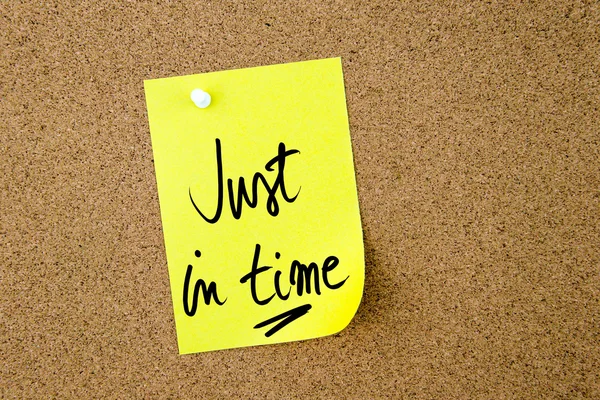 Just In Time written on yellow paper note — Stock Photo, Image