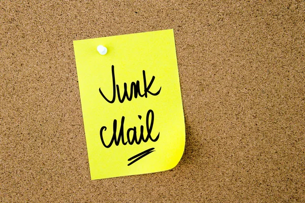 Junk Mail escrito em papel amarelo — Fotografia de Stock