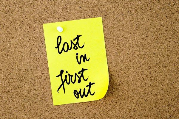 Last In First Out escrito en papel amarillo — Foto de Stock